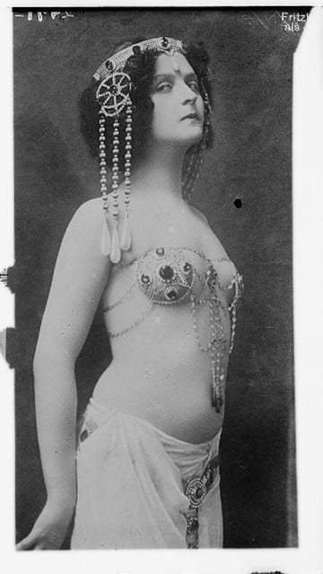 belly dance performer