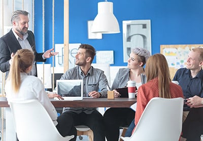 Wie man einen großartigen Schulungsplan für Mitarbeiter (für kleine Unternehmen) erstellen kann