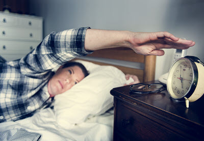 Cómo levantarte temprano y sentirte bien (¿Ya quieres poner la alarma a las 5 AM?)