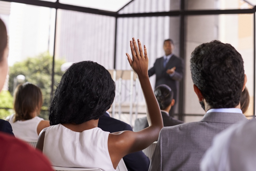 Utiliza una sesión de preguntas y respuestas es parte de cómo hacer una buena presentación. (Fuente de la imágen: Envato Elements.)